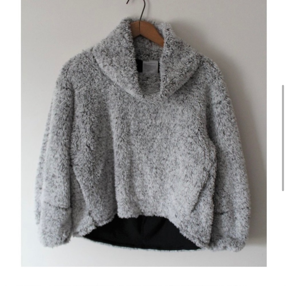Lululemon Sherpa pull over size 6